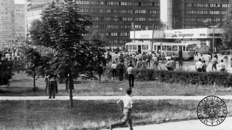 Starcie demonstrantów z siłami MO na ul. Legnickiej we Wrocławiu. 31.08.1982. Fot. IPN
