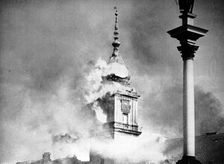 Płonie Zamek Królewski w Warszawie, zbombardowany przez Niemców we wrześniu 1939 r. Fot. PAP/CAF