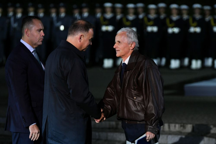 Prezydent Andrzej Duda (C), prezes Instytutu Pamięci Narodowej Karol Nawrocki (L) i syn siostry zastrzelonego st. leg. Zygmunta Zięby Stanisław Jastrzębski (P) odbiera notę identyfikacyjną podczas uroczystych obchodów 83. rocznicy wybuchu II wojny światowej przed Pomnikiem Obrońców Wybrzeża na Westerplatte. Fot. PAP/A. Warżawa