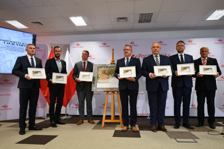 Wicepremier, minister aktywów państwowych Jacek Sasin (3P), prezes spółki Pałac Saski Jan Edmund Kowalski (3L), prezes Polskiej Wytwórni Papierów Wartościowych Maciej Biernat (2P), poseł PiS Jan Kanthak (2L), wiceprezes IPN Karol Polejowski (4P), p.o. prezes zarządu Poczty Polskiej Krzysztof Falkowski (L) podczas uroczystej prezentacji kartki pocztowej z serii „Zniszczenia Wojenne”. Fot. PAP/M. Obara