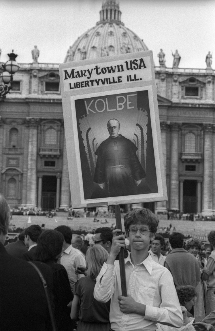 Uroczystość kanonizacji przez papieża Jana Pawła II, błogosławionego o. Maksymiliana Kolbe jako męczennika. Watykan 10.10.1982. Fot. PAP/A. Kossobudzki Orłowski