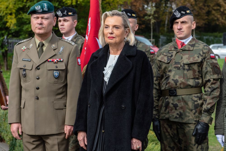 Lublin, 11.10.2022. Ambasador RP w Republice Włoskiej Anna Maria Anders (C) i płk Jarosław Mokrzycki (L) podczas uroczystości złożenia kwiatów pod pomnikiem Bohaterom Monte Cassino. Fot. PAP/W. Jargiło