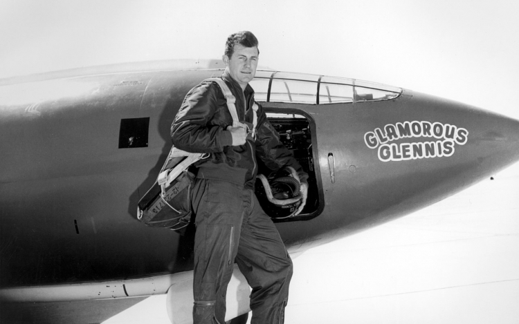 Charles „Chuck” Yeager przy samolocie Bell X-1. Źródło: Wikimedia Commons