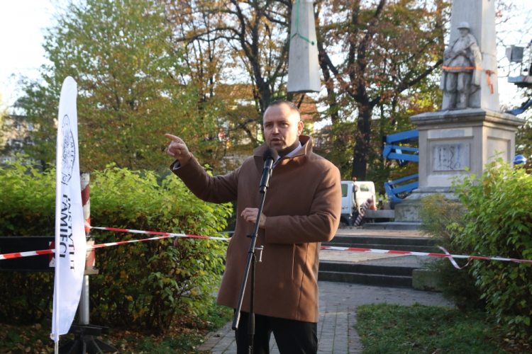 Głubczyce, 27.10.2022. Prezes IPN Karol Nawrocki podczas briefingu prasowego towarzyszącego demontażowi pomnika poświęconego Armii Czerwonej w Głubczycach. Fot. PAP/K. Świderski