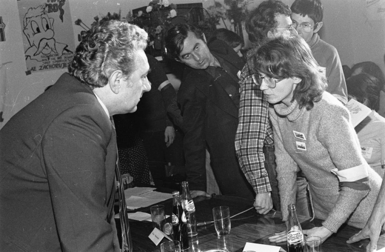 Gdańsk, 16.11.1980 r. Rozmowy i podpisanie porozumienia między pracownikami służby zdrowia, oświaty i kultury, a przedstawicielami rządowych komisji resortowych. Od 7 listopada w budynku Urzędu Wojewódzkiego pracownicy służby zdrowia, oświaty i kultury podjęli strajk okupacyjny w związku z załamaniem sie rozmów ze stroną rządową. Nz. po prawej Alina Pieńkowska, z lewej Andrzej Jedynak. Fot. PAP/S. Kraszewski