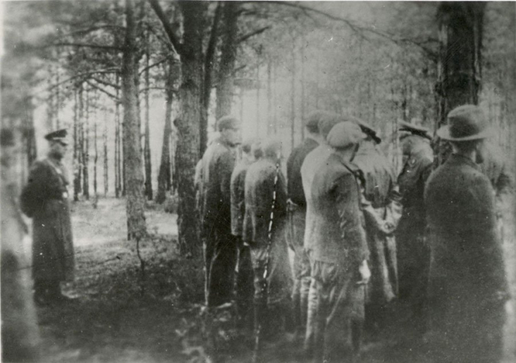 Piaśnica, 1939 r. Odbieranie ofiarom dokumentów przed egzekucją. Zdjęcie wykonał Waldemar Engler - volksdeutsch z Wejherowa, a zarazem członek SS (w cywilu fotograf). Odbitki zdjęć, które wykonał w Piaśnicy zostały wykradzione przez jego polskich pracowników. Źródło: Wikipedia Commons