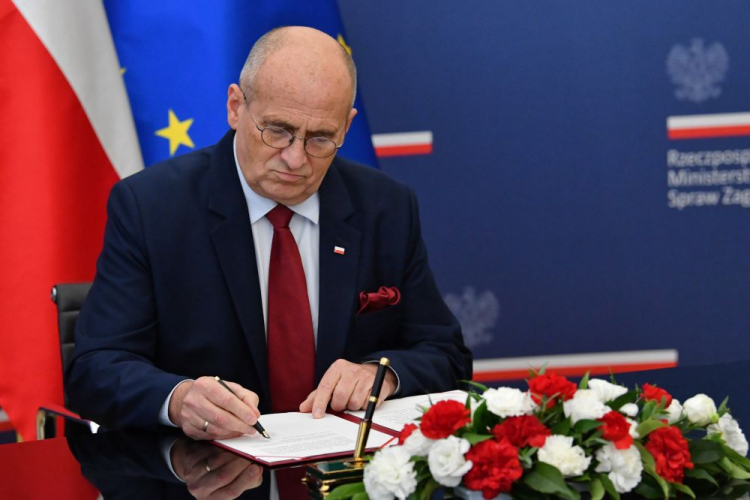 Warszawa, 03.10.2022. Minister spraw zagranicznych RP Zbigniew Rau na konferencji prasowej w siedzibie centrum Medialnego MSZ w Warszawie. Szef MSZ podpisał notę dyplomatyczną w sprawie reparacji, która zostanie przekazana dyplomacji niemieckiej. Fot. PAP/R. Pietruszka 