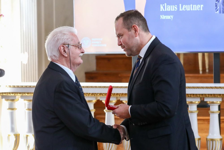 Warszawa, 25.10.2022. Klaus Leutner (L) z Niemiec odbiera z rąk prezesa IPN Karola Nawrockiego (P) nagrodę honorową IPN „Świadek historii”. Fot. PAP/T. Gzell