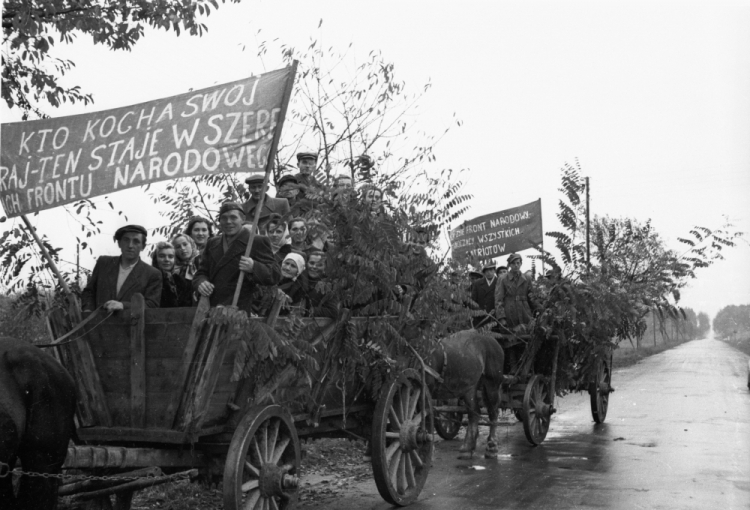 Polska, 26.10.1952 r. Na wybory jadą chłopi z województwa wrocławskiego - do nich też apelowano, by głosowali na listę Frontu Narodowego. Fot. PAP/CAF