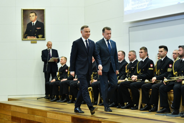 Prezydent Andrzej Duda (L) i wicepremier, minister obrony narodowej Mariusz Błaszczak (P) podczas gali z okazji 100-lecia Wyższego Wojskowego Szkolnictwa Morskiego i Akademii Marynarki Wojennej w Gdyni. Fot. PAP/A. Warżawa