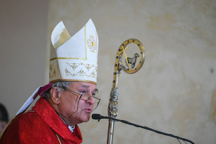 Warszawa, 19.10.2022. Bp Michał Janocha podczas uroczystej mszy św. rocznicowej z modlitwą o kanonizację męczennika bł. ks. Jerzego Popiełuszki, w kościele św. Stanisława Kostki. Fot. PAP/M. Obara 