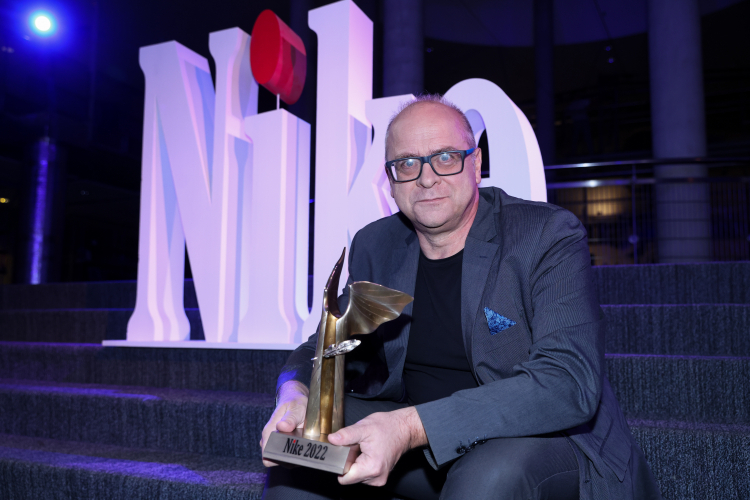 Laureat Nagrody Literackiej Nike 2022 za tom "Mondo Cane" Jerzy Jarniewicz. Fot. PAP/L. Szymański