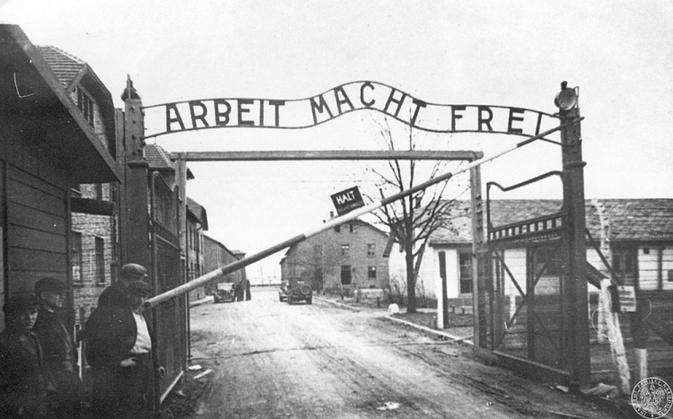 Brama główna niemieckiego obozu koncentracyjnego Auschwitz. Źródło: IPN