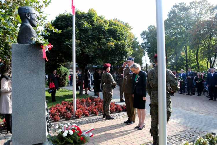 Ambasador RP w Republice Włoskiej Anna Maria Anders (C-P) i płk rez. Alfred Kabata (C-L) złożyli kwiaty przed pomnikiem generała Andersa na Placu Wolności w Krośniewicach. 14.10.2022. Fot. PAP/R. Zawistowski