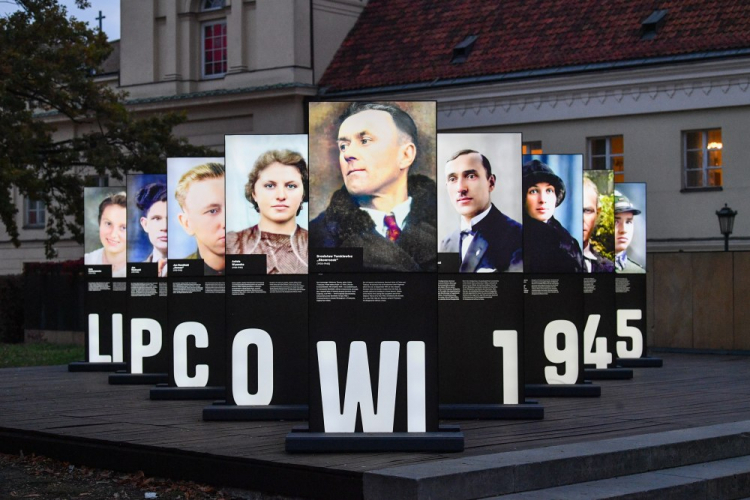 Wystawa „Lipcowi. Twarze ofiar Obławy Augustowskiej” na Skwerze Hoovera w Warszawie. Fot. PAP/R. Pietruszka
