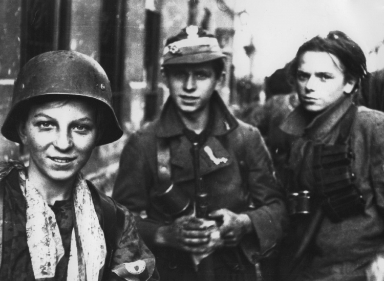 Powstanie Warszawskie: żołnierze zgrupowania "Radosław" po przejściu kanałami z placu Krasińskich do ulicy Wareckiej na Śródmieście, nad ranem 2 IX 1944. Pierwszy od lewej w hełmie Tadeusz Rajszczak "Maszynka" z baonu "Miotła". Źródło: Wikimedia Commons