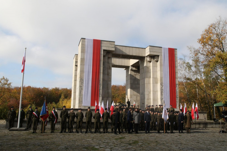 Wicepremier, minister obrony narodowej Mariusz Błaszczak (C-P), wiceminister obrony narodowej Marcin Ociepa (2P) oraz dowódca 10 Opolskiej Brygady Logistycznej gen. bryg. Maciej Siudak (P) na wspólnym zdjęciu z uczestnikami uroczystości ślubowania klas mundurowych przed Pomnikiem Czynu Powstańczego na Górze św. Anny. 23.10.2022. Fot. PAP/K. Świderski