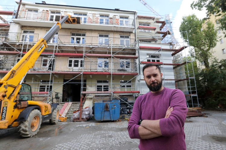 Michał Murzyn przed remontowanym budynkiem historycznej willi „Palace” - dawnym posterunku gestapo w Zakopanem. 09.2022. Fot. PAP/G. Momot