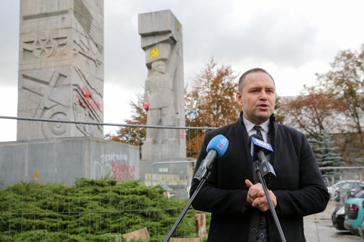 Olsztyn, 19.10.2022. Prezes Instytutu Pamięci Narodowej Karol Nawrocki podczas konferencji prasowej pod pomnikiem Wyzwolenia Ziemi Warmińskiej i Mazurskiej w Olsztynie. Spotkanie dot. dekomunizacji przestrzeni publicznej. Fot. PAP/T. Waszczuk 