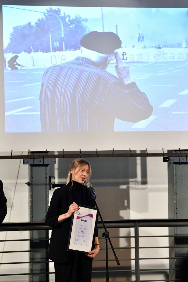 Laureatka Nagrody Grand Prix Konkursu Monika Szymaszek podczas ogłoszenia wyników IV edycji konkursu fotograficznego na najlepsze zdjęcie wykonane podczas obchodów rocznicy Powstania Warszawskiego. Fot. R. Pietruszka