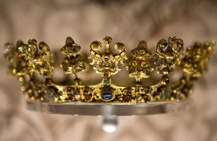 Najcenniejszy eksponat skarbu średzkiego: złota korona ślubna z XIV w. Fot. PAP/M. Kulczyński