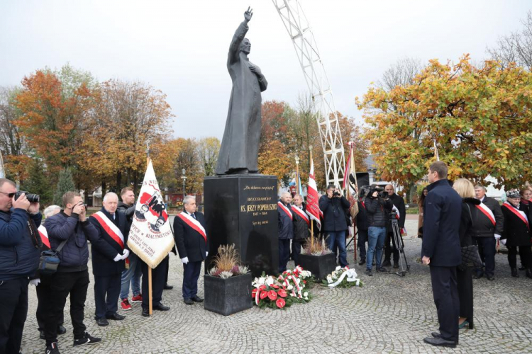 Wiceminister edukacji i nauki Dariusz Piontkowski (5P) podczas uroczystości złożenia kwiatów przed pomnikiem bł. ks. Jerzego Popiełuszki w Suchowoli. 23.10.2022. Fot. PAP/A. Reszko