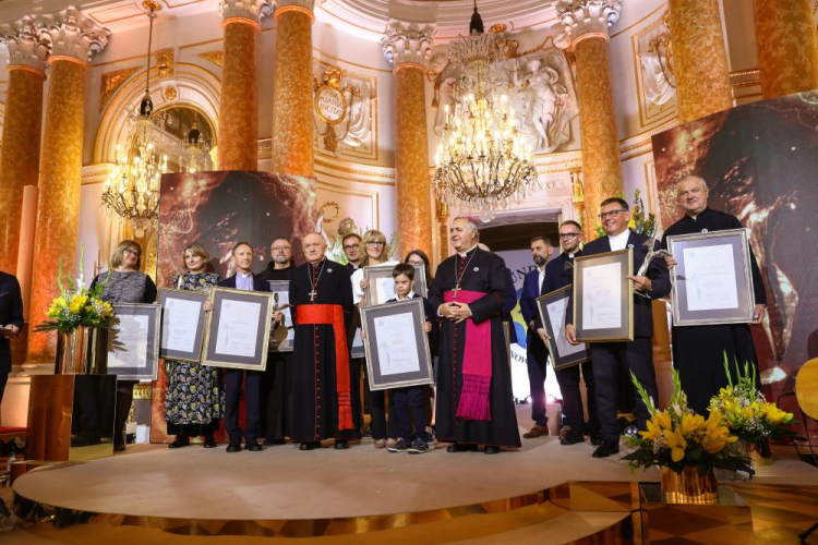 Metropolita warszawski kardynał Kazimierz Nycz (5L), założycielka fundacji Gajusz Tisa Żawrocka-Kwiatkowska (2L), ks. Leszek Kryża (3L) i nuncjusz apostolski w Polsce Salvatore Pennacchio (5P) podczas gali wręczenia nagród Totus Tuus. Warszawa, 15.10.2022. Fot. PAP/R. Guz