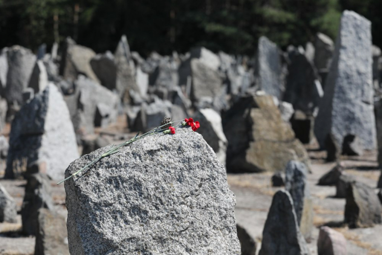 Kamienie różnej wielkości symbolizujące macewy – żydowskie nagrobki, upamiętniające 900 000 Żydów zamordowanych przez Niemców w Treblince. Fot. PAP/P. Supernak