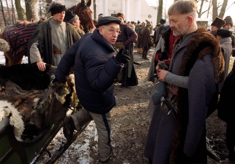 Reżyser Andrzej Wajda i Andrzej Seweryn (rejent Milczek) na planie filmu „Zemsta”. Fot. PAP/J. Turczyk