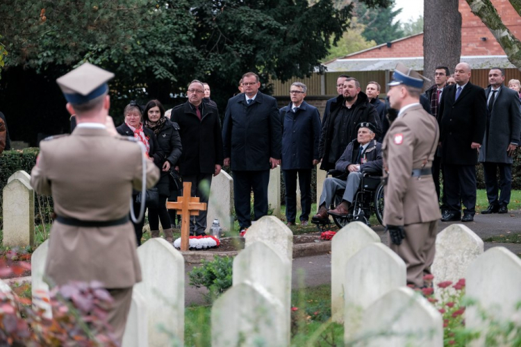 Polska delegacja składa kwiaty na Cmentarzu Lotników Polskich w Newark-on-Trent, dotychczasowym miejscu pochówku trzech pierwszych prezydentów RP na uchodźstwie. Newark, Wielka Brytania, 06.11.2022. Fot. PAP/M. Marek