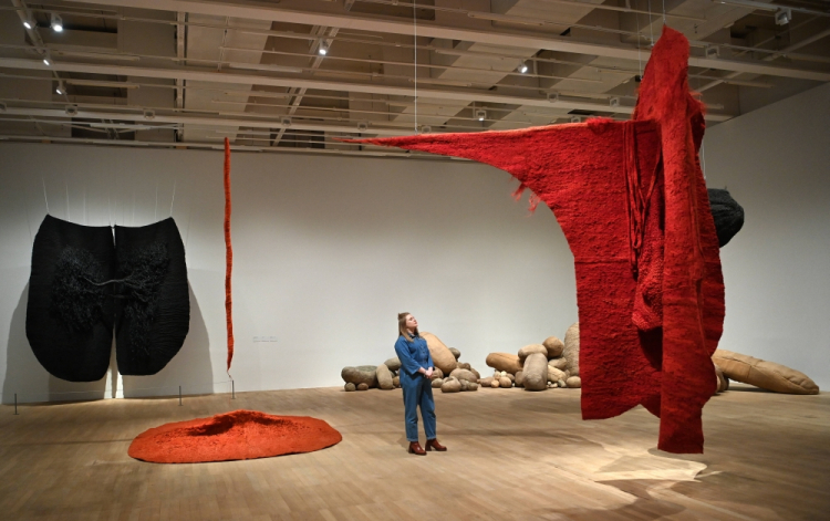 Londyn, 15 11 2022. Wystawa prac Magdaleny Abakanowicz pt. „Every Tangle of Thread and Rope” (Każda plątanina nici i lin) w galerii Tate Modern. Fot. PAP/EPA/A. Rain