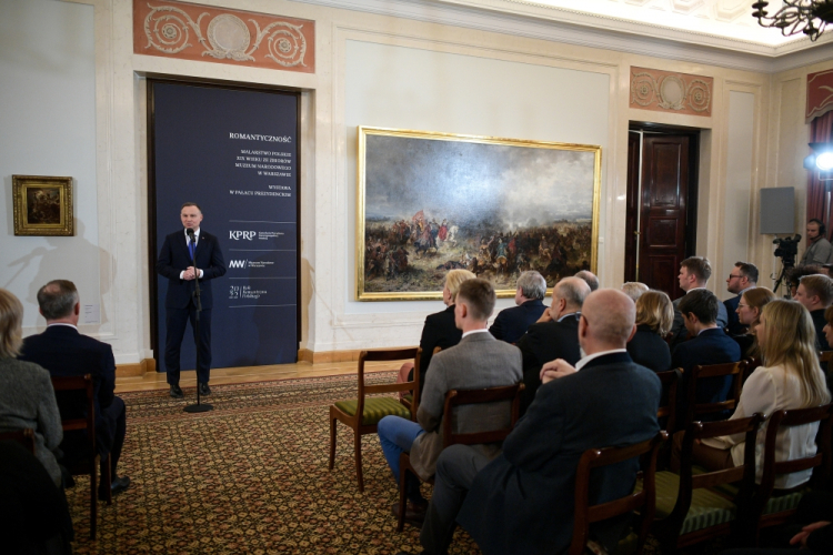 Warszawa, 21.11.2022. Prezydent Andrzej Duda podczas wernisażu „Romantyczność. Malarstwo polskie XIX wieku”, połączonego z prezentacją nowego wystroju Sieni Wielkiej w Pałacu Prezydenckim w Warszawie. Fot. PAP/M. Obara