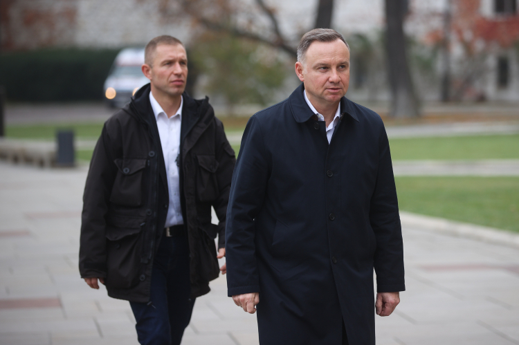 Prezydent RP Andrzej Duda (P) w drodze do katedry na Wawelu w Krakowie. Fot. PAP/Ł. Gągulski 