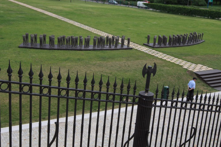 „Bambini” Magdaleny Abakanowicz. Fot. PAP/T. Gzell