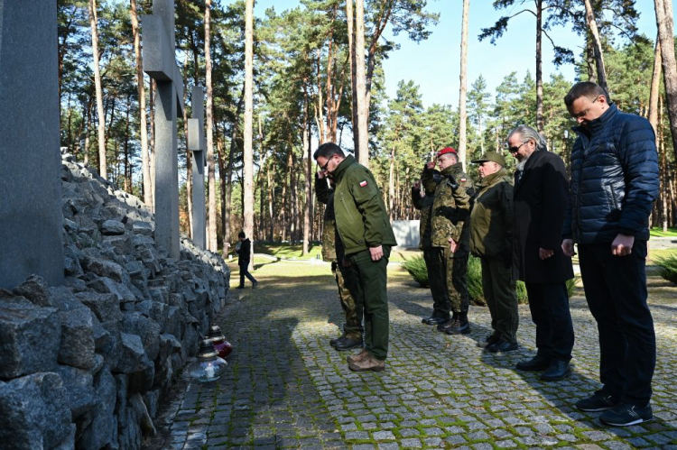 Kijów, Ukraina, 01.11.2022. Ambasador RP w Kijowie Bartosz Cichocki (L) w towarzystwie przedstawicieli wojska zapalił znicze na Polskim Cmentarzu Wojennym w Kijowie-Bykowni, w dniu Wszystkich Świętych. Fot. PAP/V. Ratynskyi 