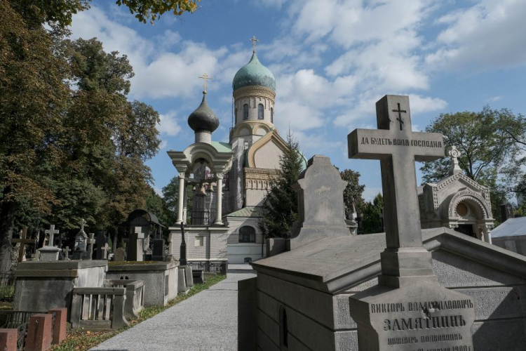 Cerkiew św. Jana Klimaka w Warszawie i otaczający ją cmentarz. Fot. PAP/M. Marek