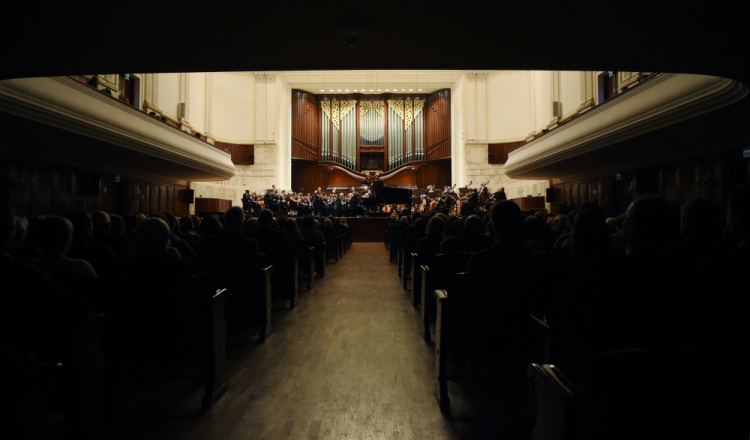 Zwycięzca Ogólnopolskiego Konkursu Pianistycznego im. Fryderyka Chopina Andrzej Wierciński podczas koncertu laureatów w Filharmonii Narodowej. Warszawa, 08.02.2015. Fot. PAP/R. Pietruszka