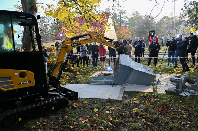 27.10.2022. Demontaż pomnika poświęconego Armii Czerwonej w Bobolicach. Fot. PAP/M. Bielecki