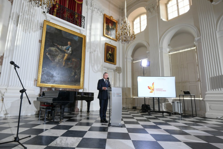 Wicepremier, minister kultury i dziedzictwa narodowego Piotr Gliński na konferencji prasowej dotyczącej akcji "Darmowy Listopad w Rezydencjach Królewskich" w Muzeum Pałacu Króla Jana III w Wilanowie. Warszawa, 03.11.2022. Fot. PAP/M. Obara