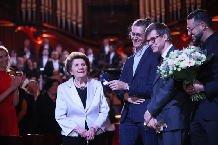 Warszawa, 13.11.2022. Laureatka Nagrody Honorowej Jadwiga Mackiewicz (2L) podczas gali wręczenia nagród Koryfeusz Muzyki Polskiej 2022, w Filharmonii Narodowej. Fot. PAP/L. Szymański 