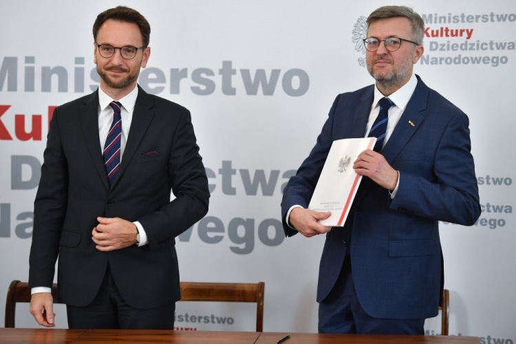 Minister rozwoju i technologii Waldemar Buda (L) oraz dyrektor Muzeum Historii Polski Robert Kostro (P) podczas uroczystości w siedzibie Ministerstwa Kultury i Dziedzictwa Narodowego w Warszawie. W trakcie spotkania podpisano umowę dotyczącą przekazania przez Skarb Państwa nieruchomości, na której trwa budowa siedziby stałej Muzeum Historii Polski. Warszawa, 04.11.2022. Fot. PAP/R. Pietruszka