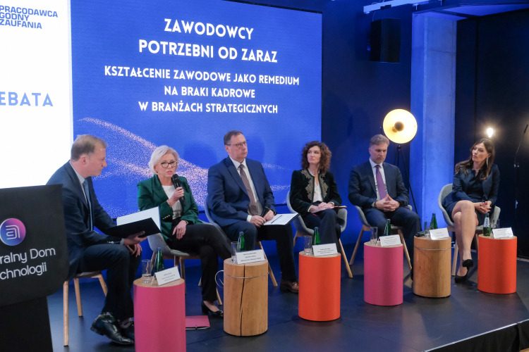 Sekretarz Stanu w Ministerstwie Edukacji Narodowej Marzena Machałek (2L), pełnomocnik rządu ds. strategii rozwoju rynku kapitałowego Katarzyna Szwarc (3P), prowadzący, dyrektor instytutu ESG Damian Kuraś (L), wiceprezes zarządu ds. finansowych KGHM Polska Miedź Andrzej Kensbok (3L), wiceprezes Skills Poland Marek Zając (2P) i manager HR Polskie Porty Lotnicze Magdalena Zelewska (P). Fot. PAP/M. Marek