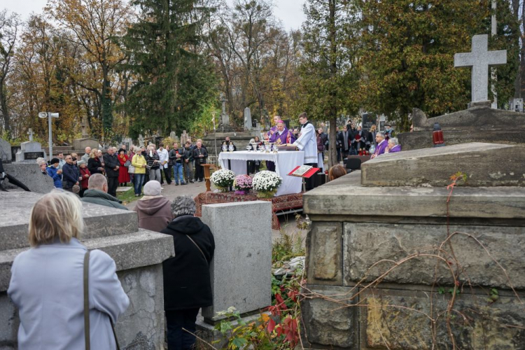 Lwów, Ukraina, 02.11.2022. Zaduszki na Cmentarzu Janowskim we Lwowie. Fot. PAP/K. Sało 