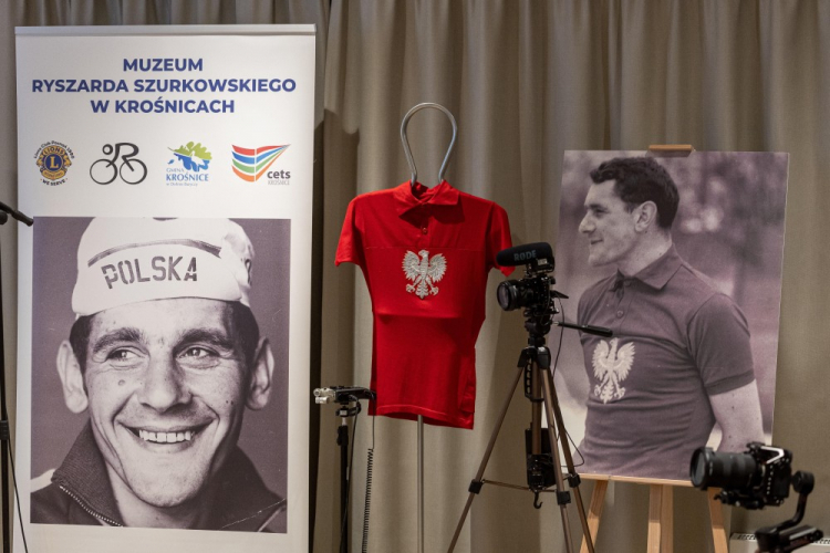 Pamiątki po jednym z najlepszych polskich kolarzy podczas konferencji prasowej z okazji prezentacji Muzeum Ryszarda Szurkowskiego. Fot. PAP/J. Kaczmarczyk