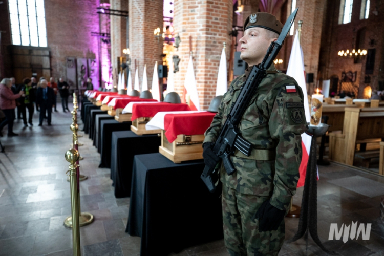 Ostatnie pożegnanie Obrońców w bazylice św. Brygidy w Gdańsku. Źródło: Muzeum II Wojny Światowej