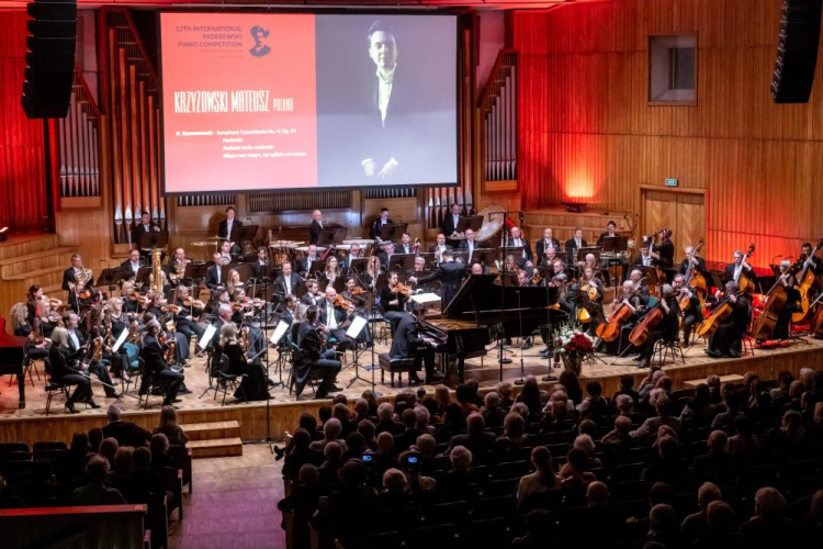 Zdobywca I nagrody XII Międzynarodowego Konkursu Pianistycznego im. I. J. Paderewskiego Mateusz Krzyżowski (przy fortepianie) podczas koncertu laureatów w Filharmonii Pomorskiej. Bydgoszcz, 20.11.2022. Fot. PAP/T. Żmijewski