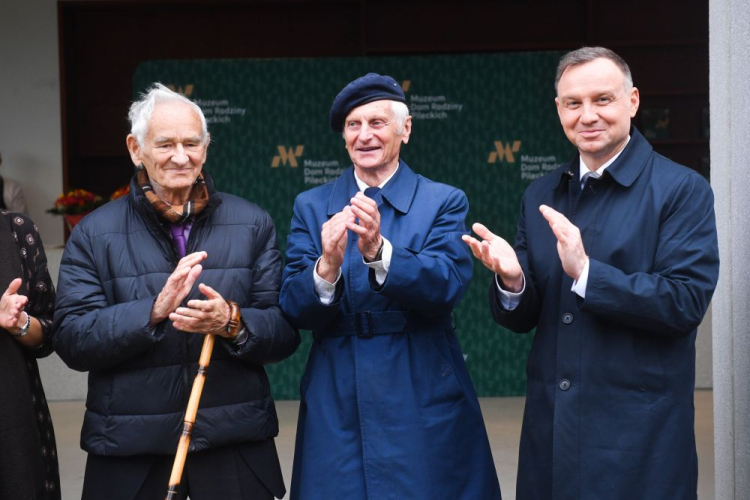 Ostrów Mazowiecka, 02.11.2022. Prezydent RP Andrzej Duda (P), siostrzeniec rotmistrza Witolda Pileckiego Andrzej Marek Ostrowski (C) i syn rotmistrza Witolda Pileckiego – Andrzej Pilecki (L) na otwarciu Muzeum – Domu Rodziny Pileckich w Ostrowi Mazowieckiej. Fot. PAP/R. Pietruszka