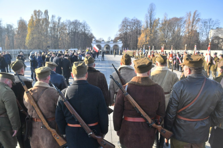 Obchody 80. rocznicy wybuchu Powstania Zamojskiego przy Grobie Nieznanego Żołnierza na pl. Marszałka Józefa Piłsudskiego w Warszawie. Fot. PAP/R. Pietruszka