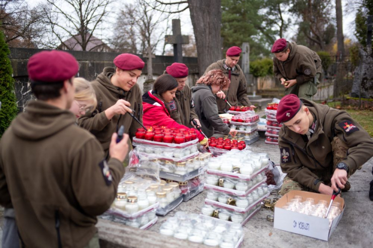 Wilno, Litwa, 01.11.2022. Cmentarz na Starej Rossie w Wilnie. Trwa coroczna akcja „Światełko pamięci dla Rossy i Bernardynów”, organizowana przez Społeczny Komitet Opieki nad Starą Rossą, m.in. przy wsparciu Ambasady RP w Wilnie. Fot. PAP/V. Doveiko 