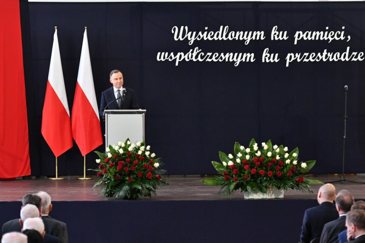 Prezydent Andrzej Duda bierze udział w uroczystościach upamiętniających 80. rocznicę wysiedleń mieszkańców Zamojszczyzny w Skierbieszowie. Fot. PAP/W. Jargiło